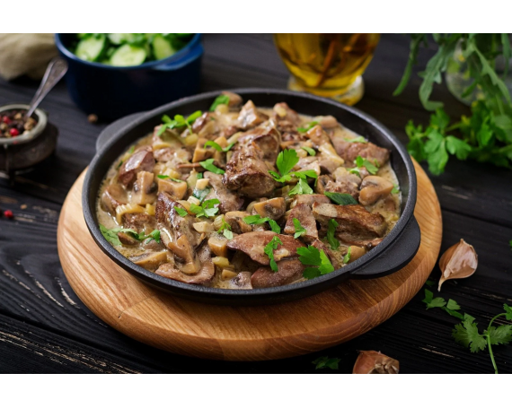 Мясо оленя тушеное в сметанном соусе с грибами